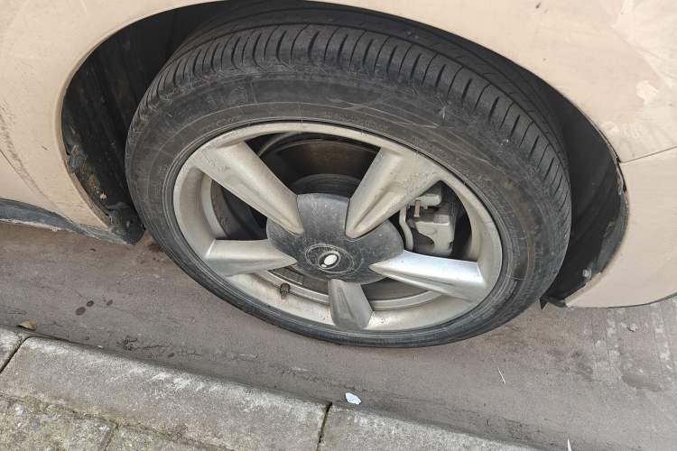 Used ORA Good Cat 2023 401 km Standard Range Premium Version Lithium Iron Phosphate Right Front Wheel Hub