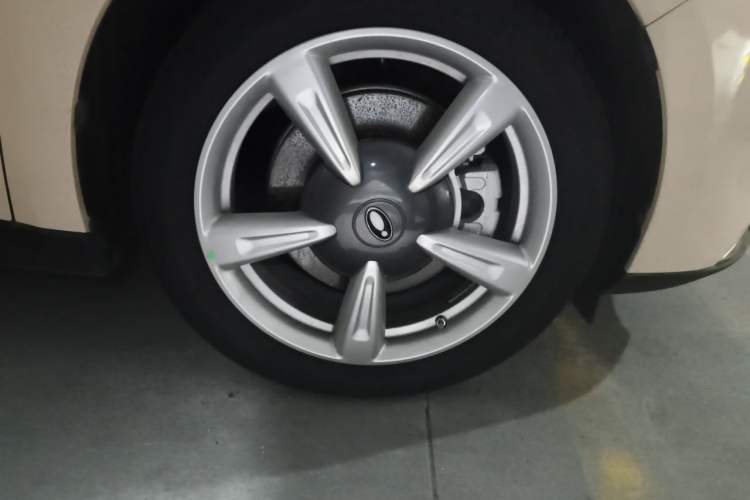 Used ORA Good Cat 2023 401 km Standard Range Luxury Version Lithium Iron Phosphate Right Front Wheel Hub
