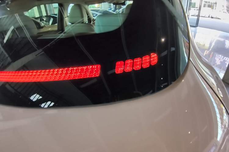 Used ORA Good Cat 2023 401 km Standard Range Premium Version Lithium Iron Phosphate Right Rear Taillight