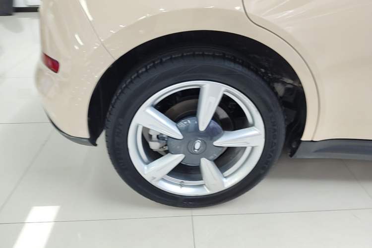 Used ORA Good Cat 2023 401 km Standard Range Luxury Version Lithium Iron Phosphate Right Rear Wheel Hub