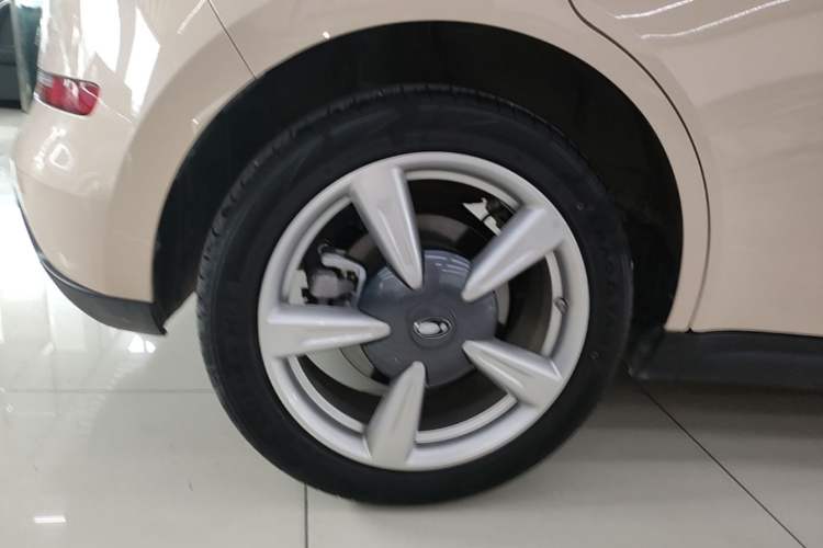 Used ORA Good Cat 2023 401 km Standard Range Premium Version Lithium Iron Phosphate Right Rear Wheel Hub