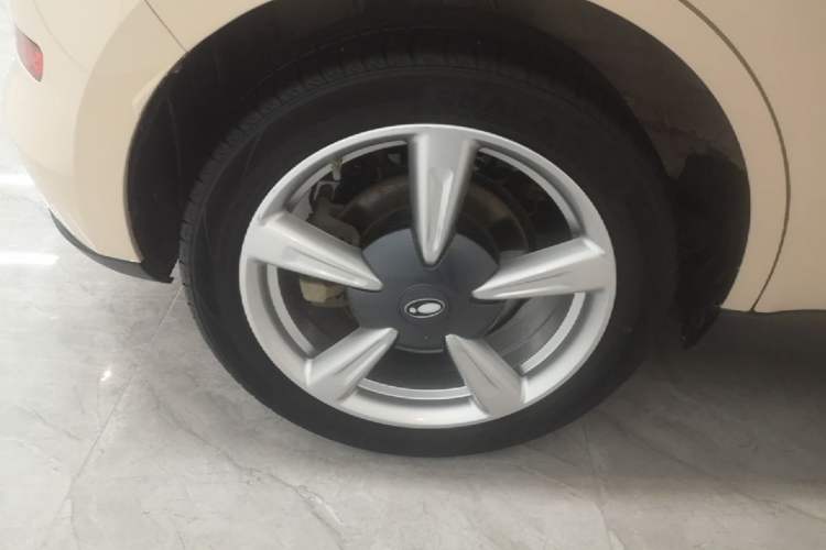 Used ORA Good Cat 2023 401 km Standard Range Luxury Version Lithium Iron Phosphate Right Rear Wheel Hub