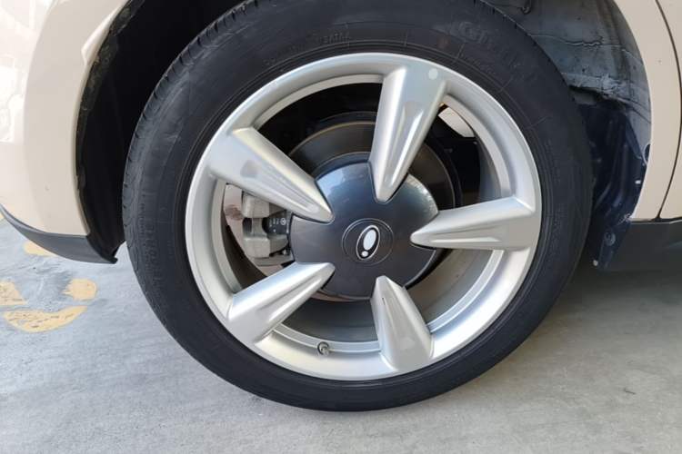 Used ORA Good Cat 2023 401 km Standard Range Premium Version Lithium Iron Phosphate Right Rear Wheel Hub