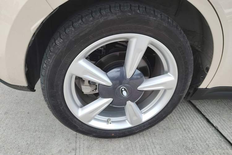 Used ORA Good Cat 2023 401 km Standard Range Luxury Version Lithium Iron Phosphate Right Rear Wheel Hub