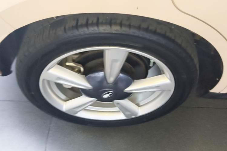 Used ORA Good Cat 2023 401 km Standard Range Luxury Version Lithium Iron Phosphate Right Rear Wheel Hub