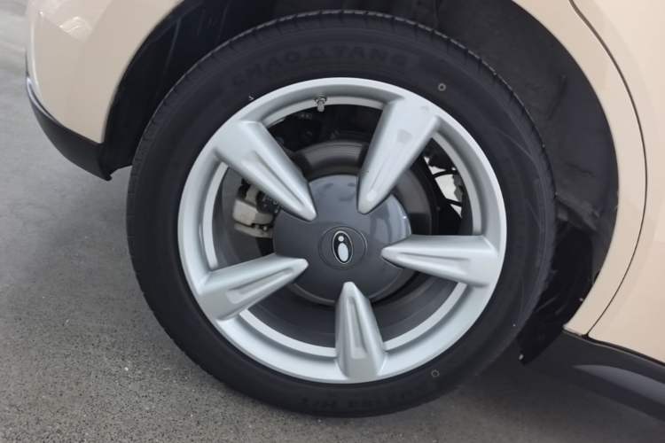 Used ORA Good Cat 2023 401 km Standard Range Premium Version Lithium Iron Phosphate Right Rear Wheel Hub