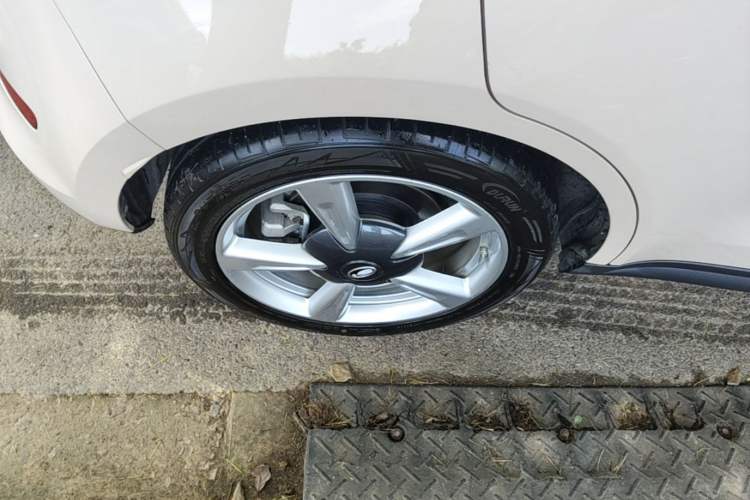 Used ORA Good Cat 2023 401 km Standard Range Luxury Version Lithium Iron Phosphate Right Rear Wheel Hub
