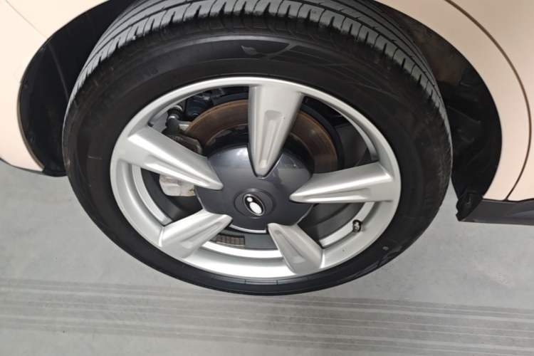 Used ORA Good Cat 2023 401 km Standard Range Premium Version Lithium Iron Phosphate Right Rear Wheel Hub