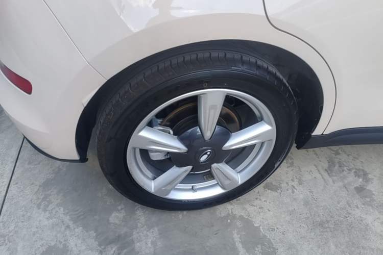 Used ORA Good Cat 2023 401 km Standard Range Premium Version Lithium Iron Phosphate Right Rear Wheel Hub
