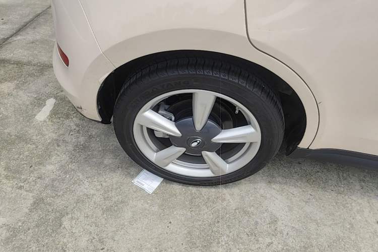 Used ORA Good Cat 2023 401 km Standard Range Luxury Version Lithium Iron Phosphate Right Rear Wheel Hub