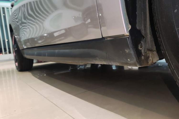 Used ORA Good Cat 2023 401 km Standard Range Luxury Version Lithium Iron Phosphate Right Side Sill