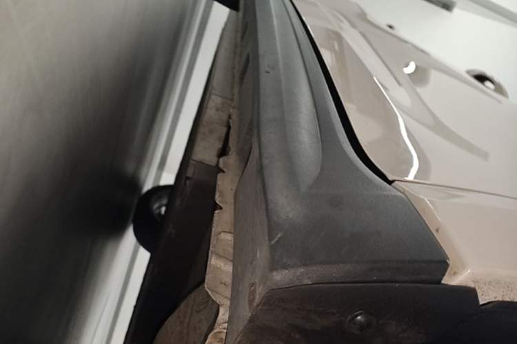 Used ORA Good Cat 2023 401 km Standard Range Luxury Version Lithium Iron Phosphate Right Side Sill
