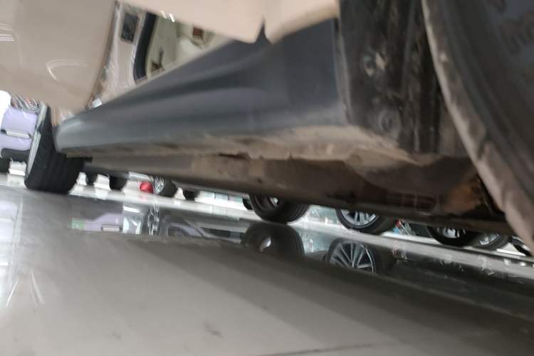 Used ORA Good Cat 2023 401 km Standard Range Premium Version Lithium Iron Phosphate Right Side Sill