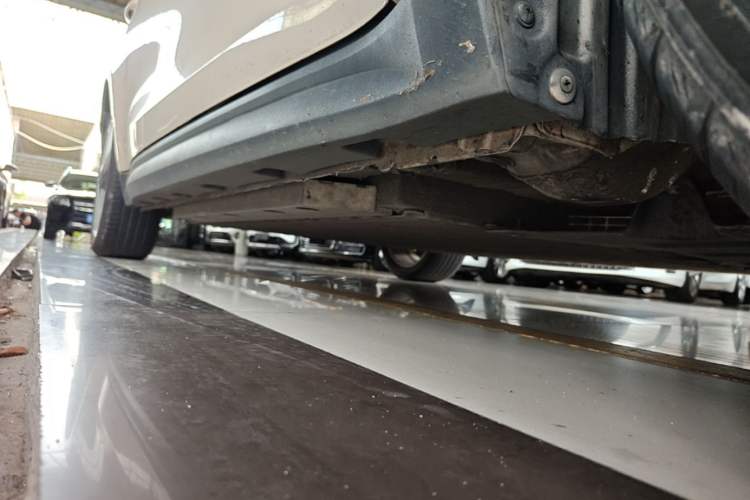Used ORA Good Cat 2023 401 km Standard Range Premium Version Lithium Iron Phosphate Right Side Sill