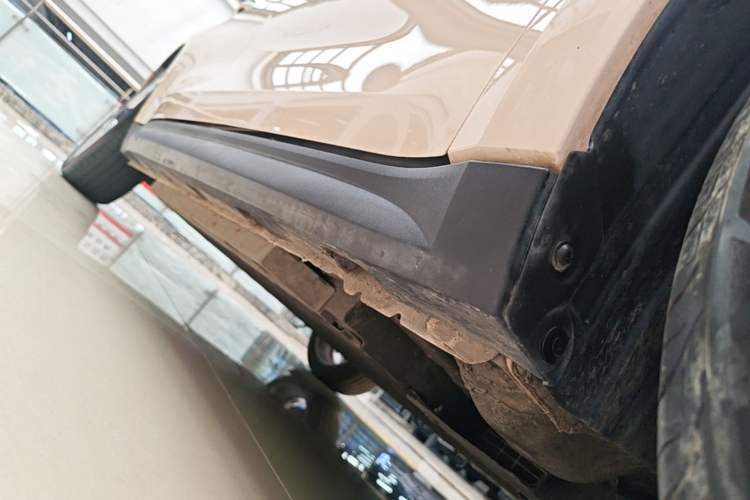 Used ORA Good Cat 2023 401 km Standard Range Premium Version Lithium Iron Phosphate Right Side Sill