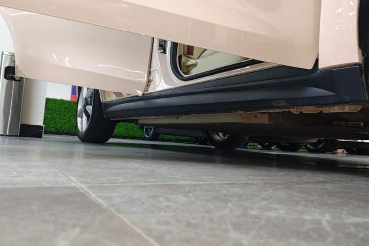 Used ORA Good Cat 2023 401 km Standard Range Luxury Version Lithium Iron Phosphate Right Side Sill