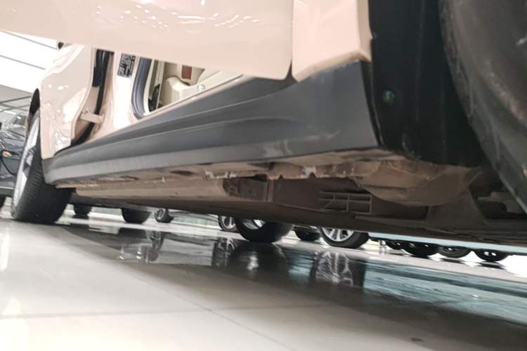 Used ORA Good Cat 2023 401 km Standard Range Premium Version Lithium Iron Phosphate Right Side Sill