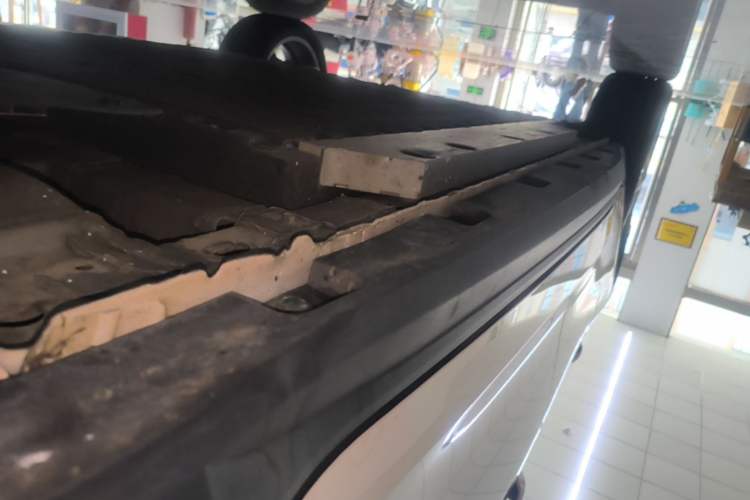 Used ORA Good Cat 2023 401 km Standard Range Luxury Version Lithium Iron Phosphate Right Side Sill