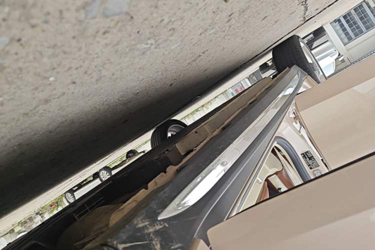 Used ORA Good Cat 2023 401 km Standard Range Premium Version Lithium Iron Phosphate Right Side Sill