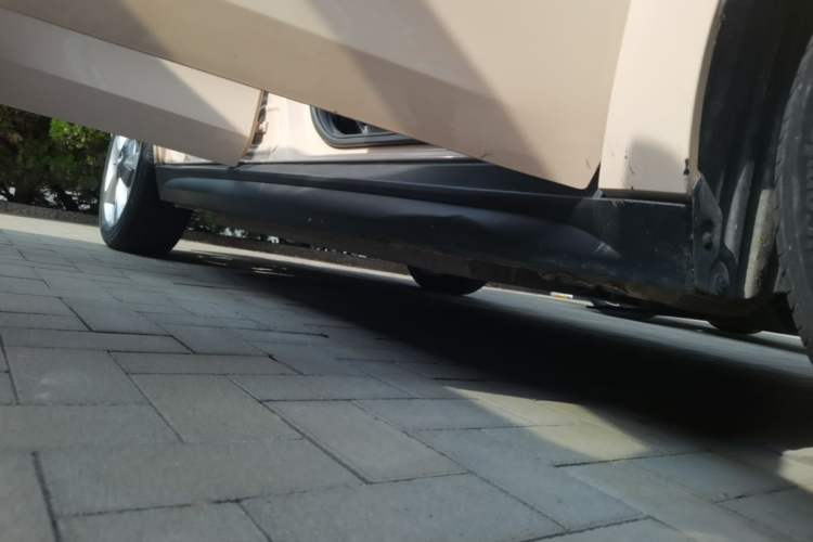 Used ORA Good Cat 2023 401 km Standard Range Comfort Version Lithium Iron Phosphate Right Side Sill