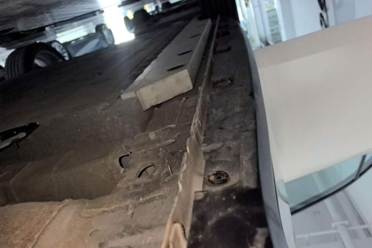 Used ORA Good Cat 2023 401 km Standard Range Premium Version Lithium Iron Phosphate Right Side Sill