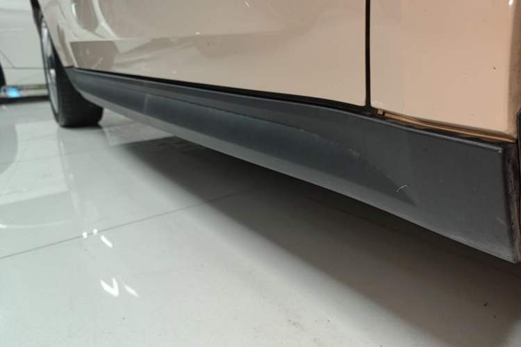 Used ORA Good Cat 2023 401 km Standard Range Luxury Version Lithium Iron Phosphate Right Side Sill