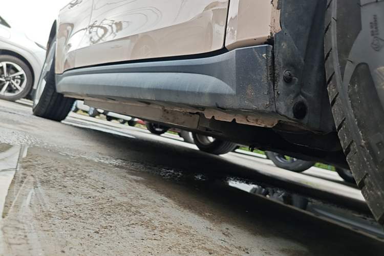 Used ORA Good Cat 2023 401 km Standard Range Prestige Version Lithium Iron Phosphate Right Side Sill