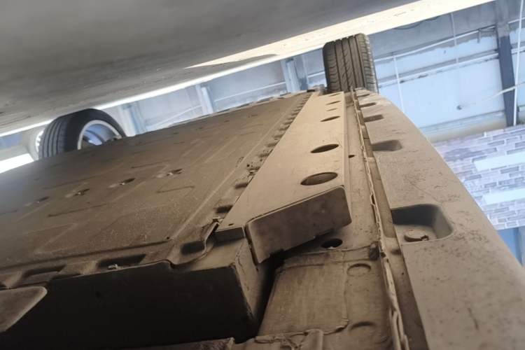Used ORA Good Cat 2023 401 km Standard Range Premium Version Lithium Iron Phosphate Right Side Sill