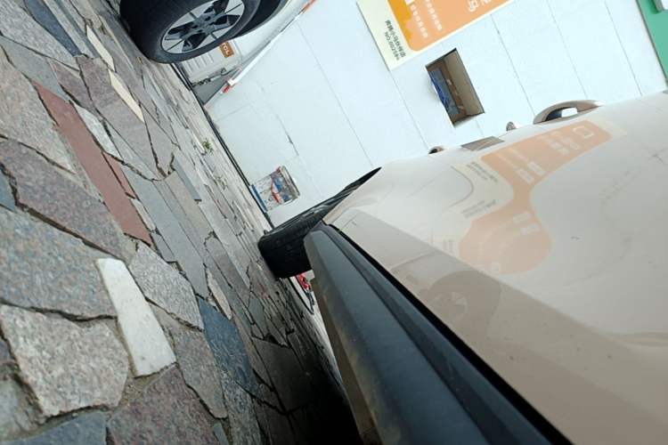 Used ORA Good Cat 2023 401 km Standard Range Premium Version Lithium Iron Phosphate Right Side Sill