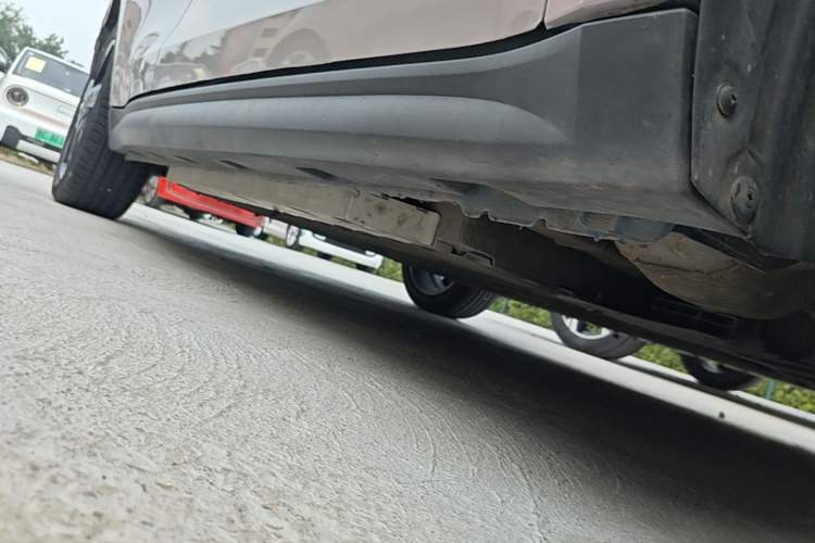 Used ORA Good Cat 2023 401 km Standard Range Premium Version Lithium Iron Phosphate Right Side Sill