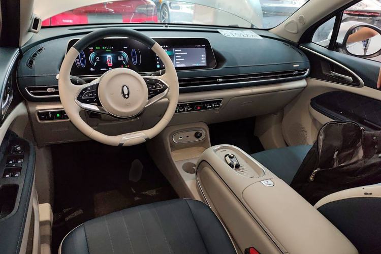 Used ORA Good Cat 2023 401 km Standard Range Premium Version Lithium Iron Phosphate Center Console