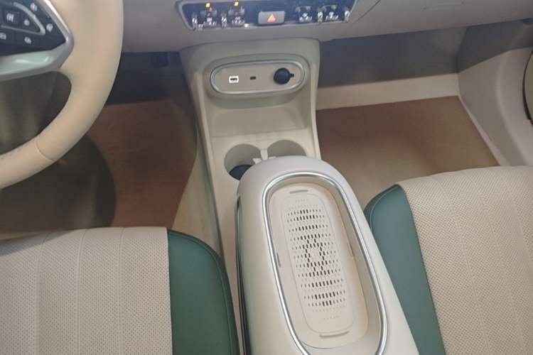 Used ORA Good Cat 2023 401 km Standard Range Prestige Version Lithium Iron Phosphate Gear Lever