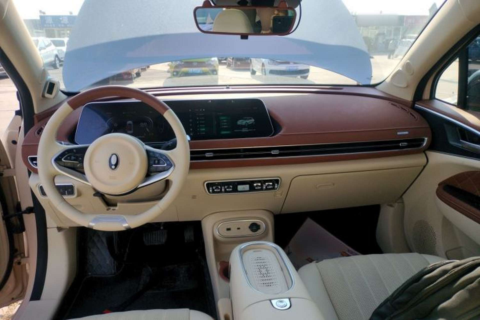 Used ORA Good Cat 2023 401 km Standard Range Premium Version Lithium Iron Phosphate Interior 2