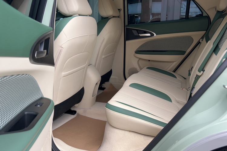 Used ORA Good Cat 2023 401 km Standard Range Prestige Version Lithium Iron Phosphate Interior 4