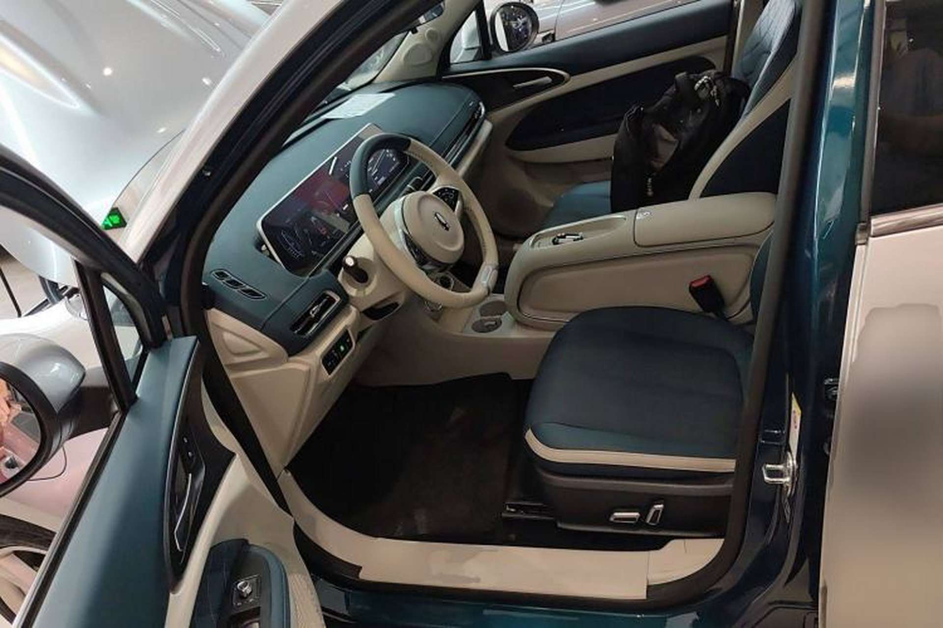 Used ORA Good Cat 2023 401 km Standard Range Premium Version Lithium Iron Phosphate Left Front Seat