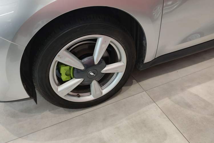Used ORA Good Cat 2023 401 km Standard Range Premium Version Lithium Iron Phosphate Left Front Wheel Hub