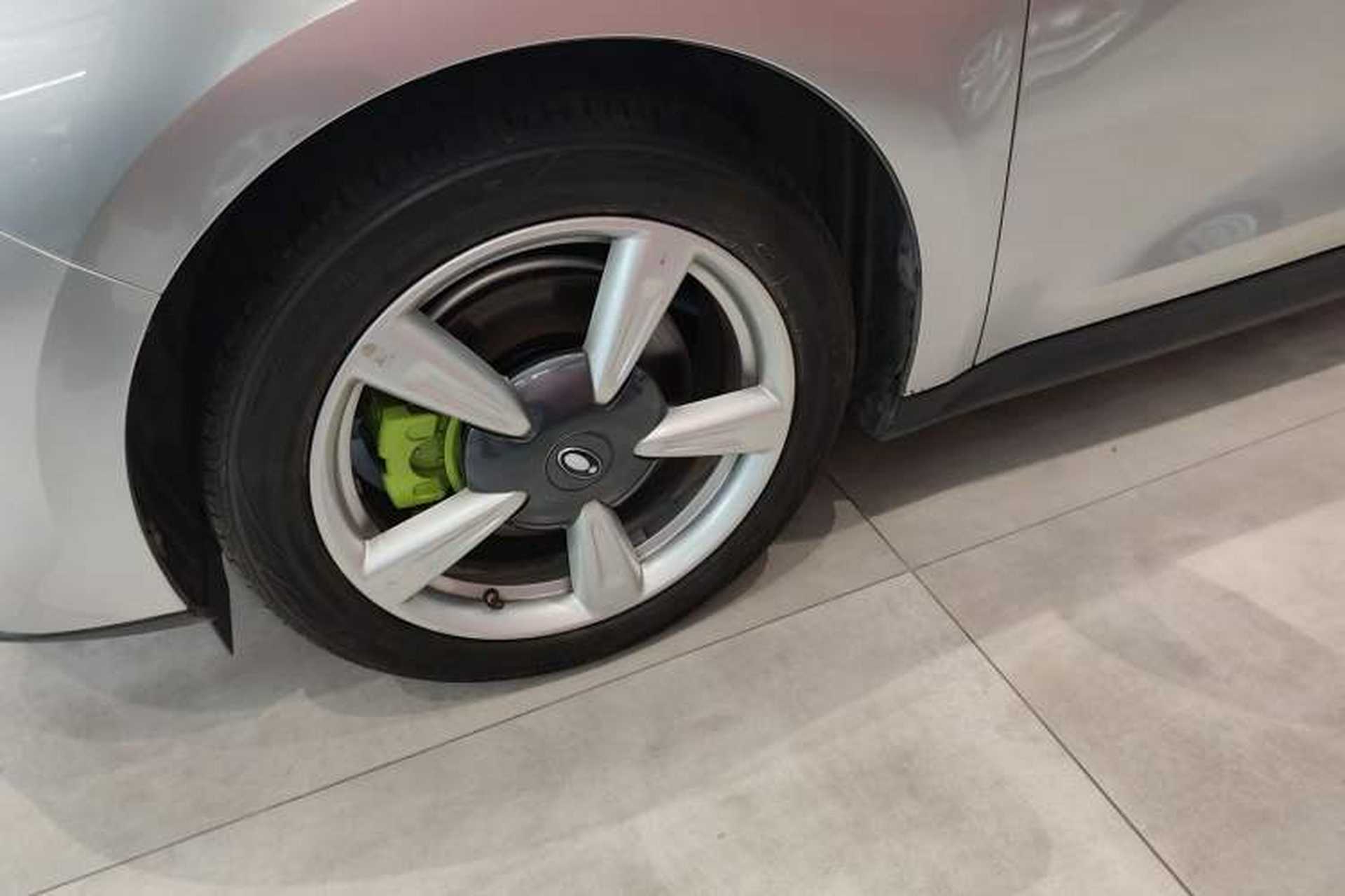 Used ORA Good Cat 2023 401 km Standard Range Premium Version Lithium Iron Phosphate Left Front Wheel Hub