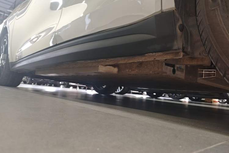 Used ORA Good Cat 2023 401 km Standard Range Prestige Version Lithium Iron Phosphate Left Side Sill