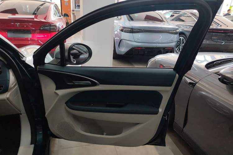 Used ORA Good Cat 2023 401 km Standard Range Premium Version Lithium Iron Phosphate Right Front Door Interior