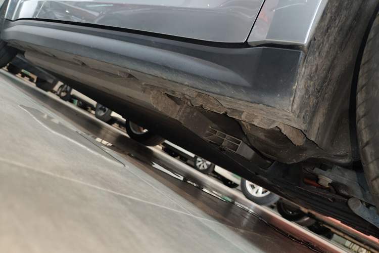 Used ORA Good Cat 2023 401 km Standard Range Premium Version Lithium Iron Phosphate Right Side Sill