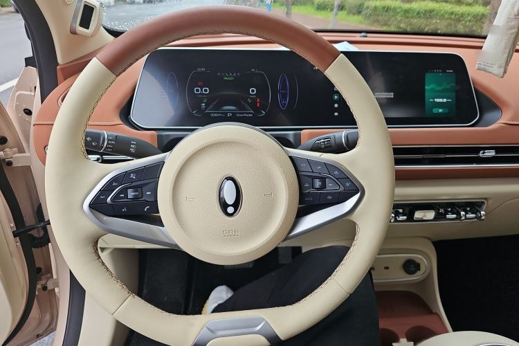 Used ORA Good Cat 2023 401 km Standard Range Premium Version Lithium Iron Phosphate Steering Wheel