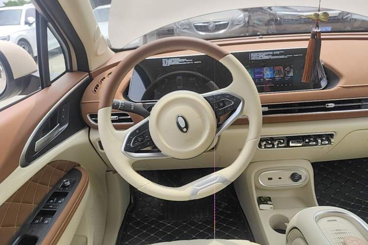 Used ORA Good Cat 2023 401 km Standard Range Luxury Version Lithium Iron Phosphate Steering Wheel
