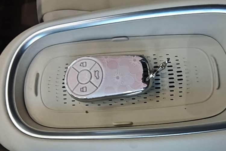 Used ORA Good Cat 2023 401 km Standard Range Luxury Version Lithium Iron Phosphate Vehicle Key