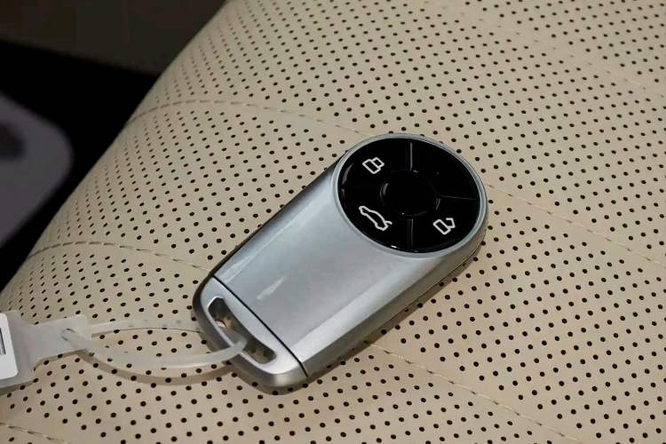 Used ORA Good Cat 2023 401 km Standard Range Luxury Version Lithium Iron Phosphate Vehicle Key