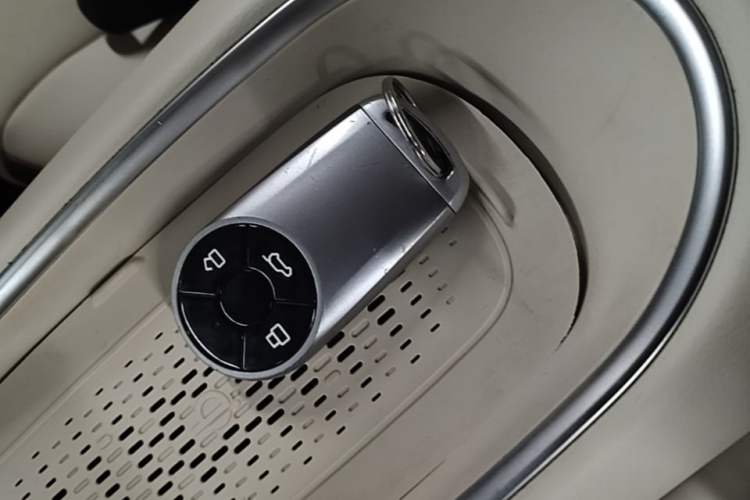 Used ORA Good Cat 2023 401 km Standard Range Luxury Version Lithium Iron Phosphate Vehicle Key