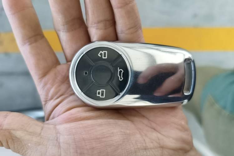 Used ORA Good Cat 2023 401 km Standard Range Premium Version Lithium Iron Phosphate Vehicle Key