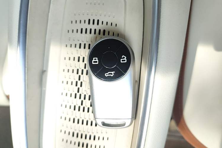Used ORA Good Cat 2023 401 km Standard Range Luxury Version Lithium Iron Phosphate Vehicle Key