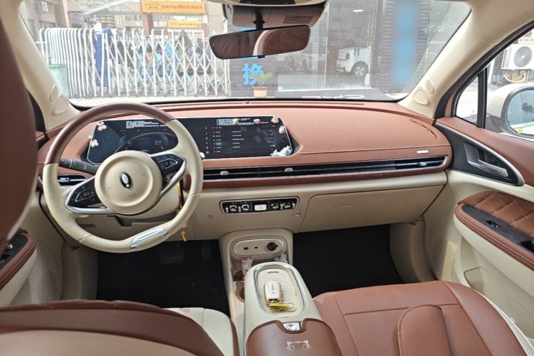 Used ORA Good Cat 2023 401 km Standard Range Luxury Version Lithium Iron Phosphate Center Console