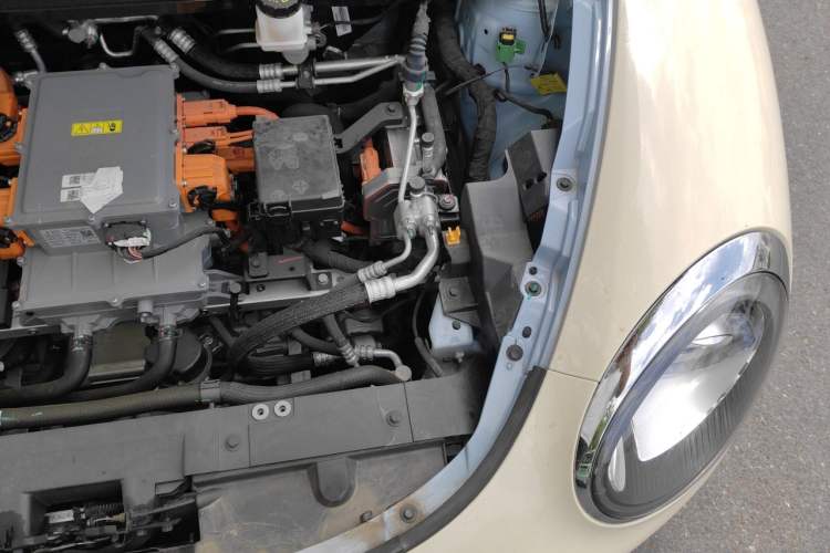 Used ORA Good Cat 2023 401 km Standard Range Luxury Version Lithium Iron Phosphate Engine Bay Left