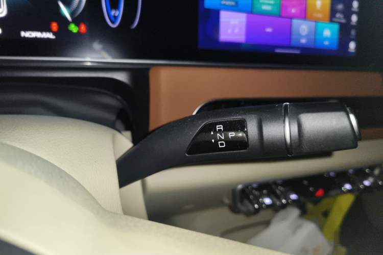 Used ORA Good Cat 2023 401 km Standard Range Premium Version Lithium Iron Phosphate Gear Lever